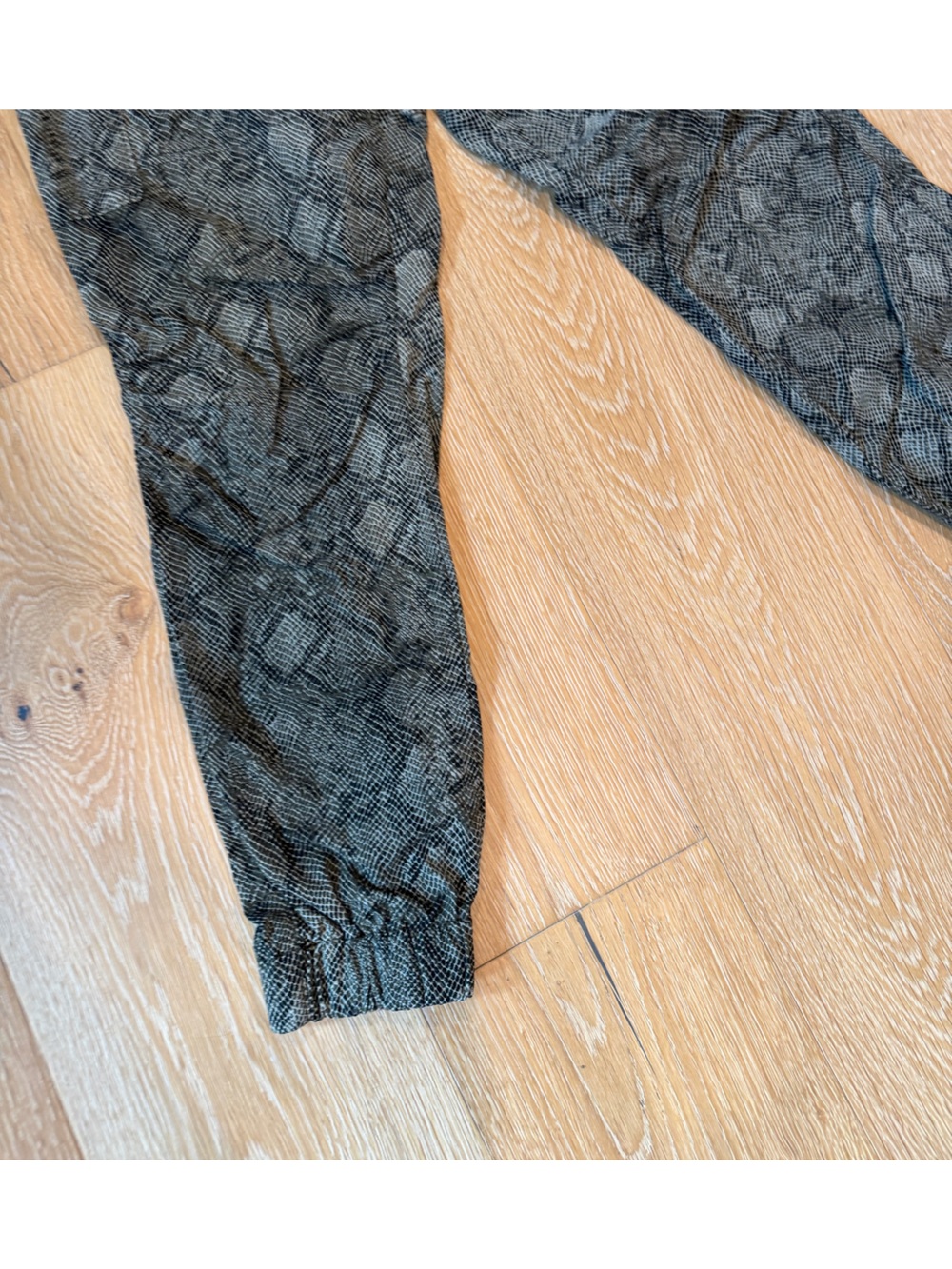 Good American • Python Jogger - Picture 3 of 7